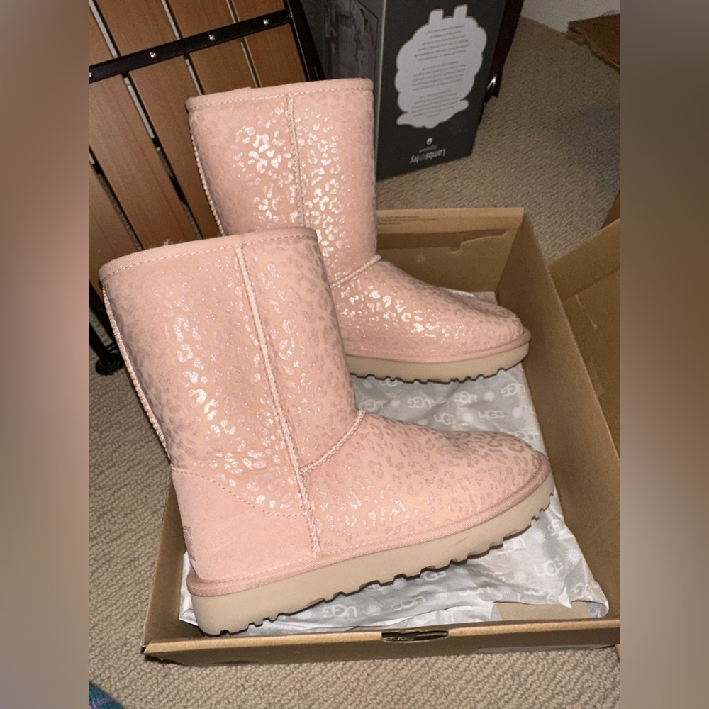 UGGS CLASSIC SHORT SNOW LEOPARD
Women’s Size 6
Never been worn  GREAT CONDITION